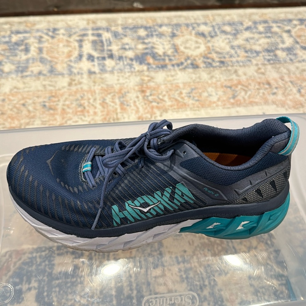 Like new Hoka blue arahi 2 size 9.5